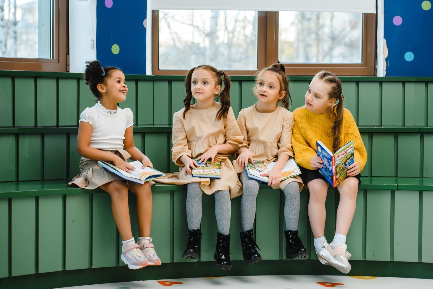 Enfants en classe découvrant le monde des abeilles